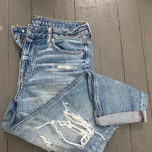 American Eagle Distressed Tomgirl Jean